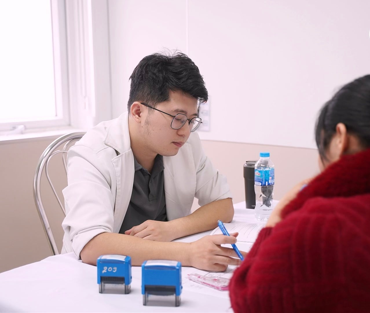 Bác sĩ Đào Đức Tùng đang tư vấn trực tiếp cho người bệnh